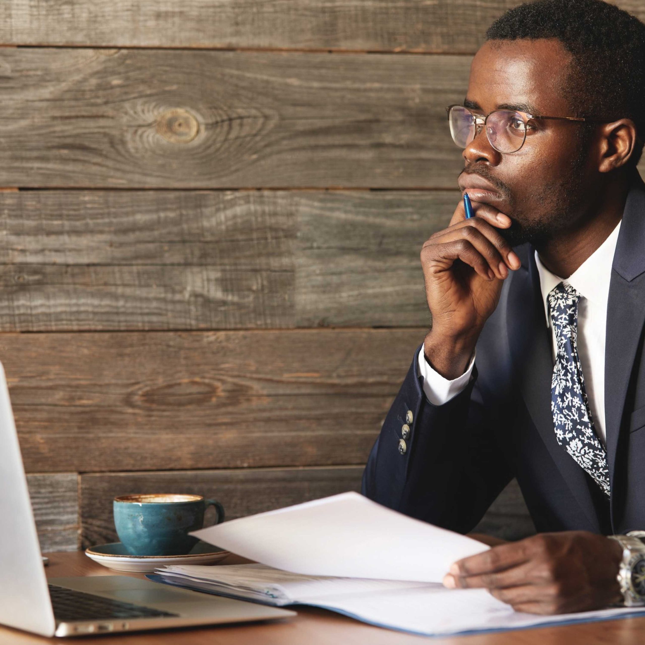 COMO IDENTIFICAR OPORTUNIDADES DE NEGÓCIO: 8 ESTRATÉGIAS PARA TRANSFORMAR IDEIAS EM SUCESSO.